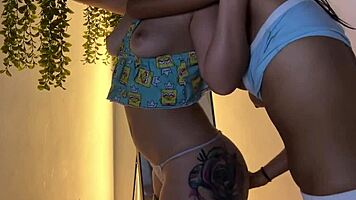 Placer entre Chicas con Juego de Pie Intenso