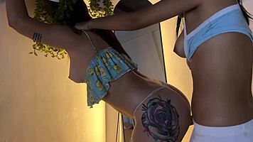 Placer entre Chicas con Juego de Pie Intenso