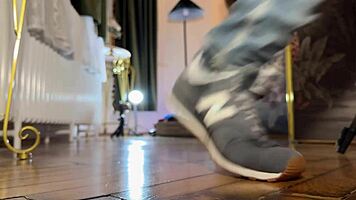 Cewek cheerleader panas mungil 18+, ini foto mode atau casting porno? Dia perlihatkan memek ketat botak