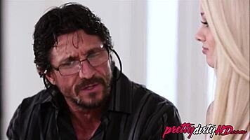 Ich schau wie meine 18+ Stieftochter Elsa Jean von ihrem gläubigen Stiefvater gefickt wird