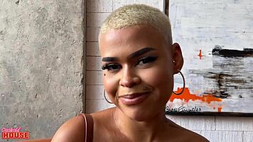 I love sex and my boyfriend watches me ride.