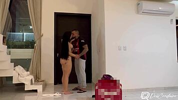 Entregador De Delivery Faz Entrega E Fode Com Morena Gostosa Que Estava Sozinha Em Casa