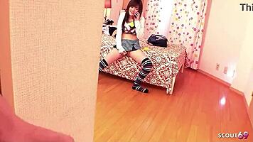 小柄日本人義妹、自慰見つかって初フェラに誘う。18+の狭いマンコと細い腰が輝く！