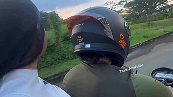 सुंदर पेटाइट 18+ यूनिवर्सिटी गर्ल लॉन्ग-डिस्टेंस बॉयफ्रेंड को धोखा देती है और डॉगीस्टाइल से राइड करती है।