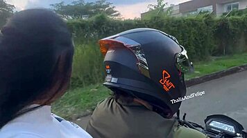 सुंदर पेटाइट 18+ यूनिवर्सिटी गर्ल लॉन्ग-डिस्टेंस बॉयफ्रेंड को धोखा देती है और डॉगीस्टाइल से राइड करती है।