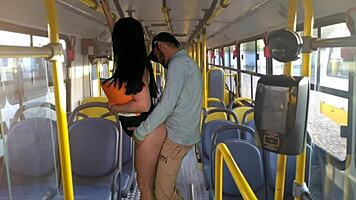 Estudante É Fodida Dentro Do Ônibus Em Público Com Big Cock Bang E Handjob