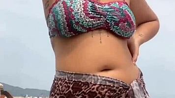 fiquei peladinha na praia e peguei no pau duro do cara