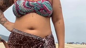 fiquei peladinha na praia e peguei no pau duro do cara