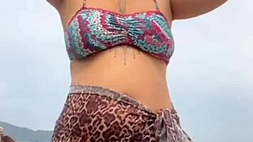 fiquei peladinha na praia e peguei no pau duro do cara