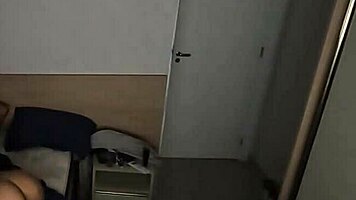 acordei com tesao e comi a colega de quarto, cuspi na boceta molhada