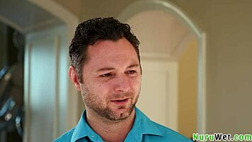 เกิดอะไรขึ้นเมื่อนางสาวนวดหน้าอกใหญ่สระน้ำกับลูกค้าก่อนเซสชั่นนูรู