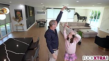 Sød ung 18+ deepthroater bedstefar i genert skolescene