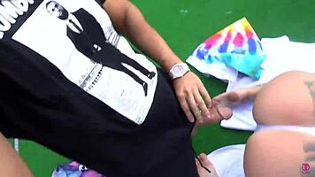 Η τατουαρισμένη PAWG Bella Scorpion γίνεται γαμημένη εξωτερικά από μεγάλο πούτσο