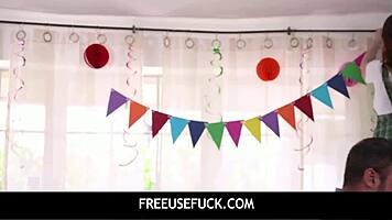 Petite venezolana pasa de vender caramelos en la calle a limpiar una casa completamente desnuda.