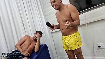 bastidores da gravação com a novinha karolzinha gozando muito com duas picas na buceta ao mesmo tempo em outubro de 2022