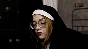 Фрейринья Мадалена в красивой фотосессии с проколотыми сосками!