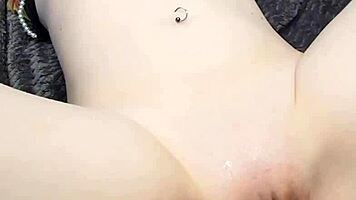 Wow! Amateur Portrait Video with Close-Up Masturbation!