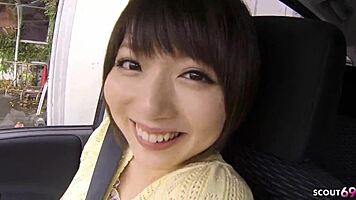 小柄な日本人美女が車内で見知らぬ男にフェラチオ！