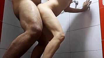 Невярна съпруга Нора чукана в хотелски душ от Andy Z94