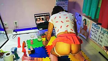 MIRANDO COMO SE FOLLAn a una COLEGIALA teen 18+ otaku mientras ME MASTURBO con mi dildo