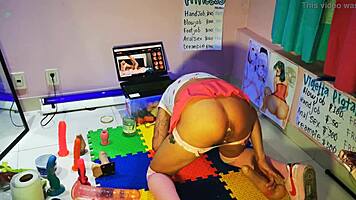 MIRANDO COMO SE FOLLAn a una COLEGIALA teen 18+ otaku mientras ME MASTURBO con mi dildo