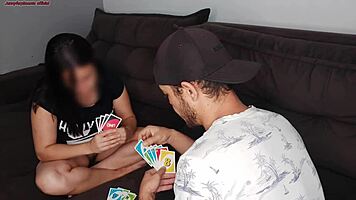 دعيت الجار يلعب أونو بدون كيلوت وأنا زوجي في الشغل، وأخذت إيدجوب ونيك بزب عملاق