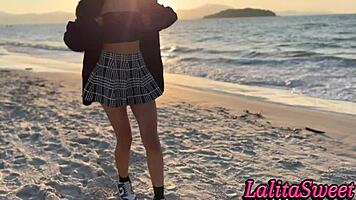 latina deliciosa me provocando na praia mostrou a bucetinha e ganhou leite dentro