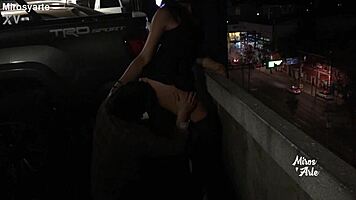 miroslava se deja chupar la chocha por un desconocido en un estacionamiento y siento tanto placer en ese momento tan arriesgado al aire libre