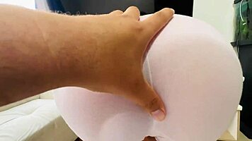 esposa puta latina colombiana de cameltoe gigante seduce a sus amantes mientras hace labores en el hogar le encanta la verga y la leche en new york usa