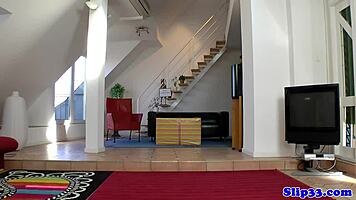 Jeune UK et MILF taillent une pipe au vieux pervers