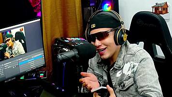 Binho Ted Chupa Bem Gostoso a Buceta Rosa da Ninfeta na Mesa do Podcast o Ruan Fica Sem Palavras - Podcast P�pum no Barraco - Ela Manda