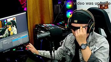 Binho Ted Chupa Bem Gostoso a Buceta Rosa da Ninfeta na Mesa do Podcast o Ruan Fica Sem Palavras - Podcast P�pum no Barraco - Ela Manda