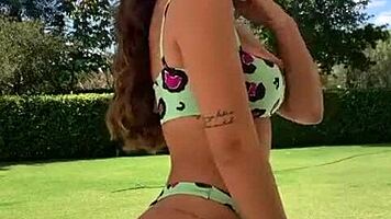 gostosa com boceta saltando