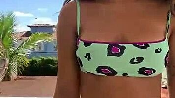 gostosa com boceta saltando