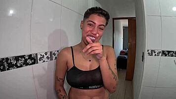 hoje teve festa na mans�o com v�rias gatas