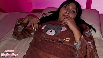 megtermékenyítettem a csinos mostohahúgomat hatalmas spermával a borotvált puncijába.