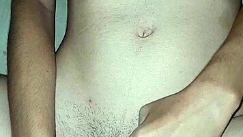 Masturbando meu clit�ris suculento e metendo um consolinho na minha buceta peluda gozei demais