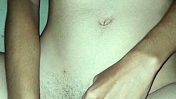 Masturbando meu clit�ris suculento e metendo um consolinho na minha buceta peluda gozei demais