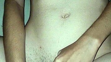 Masturbando meu clit�ris suculento e metendo um consolinho na minha buceta peluda gozei demais