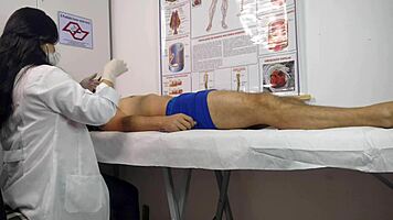 o pau levantou na frente da enfermeira curvy brazilian in hospital uniform