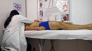 o pau levantou na frente da enfermeira curvy brazilian in hospital uniform