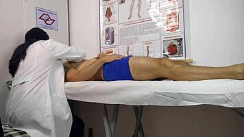 o pau levantou na frente da enfermeira curvy brazilian in hospital uniform