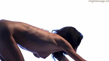 लड़की पहली बार दूसरी लड़की विका को मसाज देती है