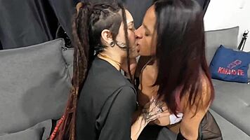 Fudendo a buceta da rasta e comendo o cu da morena.