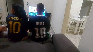 Tive Que Fazer Sexo Com Amigo Do Meu Marido Por Causa De Uma Aposta Mas Fiquei Com Tesão E Acabei Fazendo Dp Com Os Dois