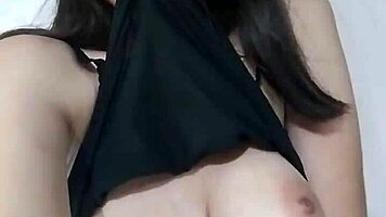 manekizinha mostrando seus peitos