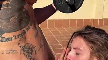 chica ayuda a gymbro con los ejercicios - hardnikole payo pro