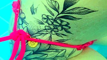 Sexo Arriscado Em Público Com Uma Petite Magra Com Buceta Apertada Na Piscina