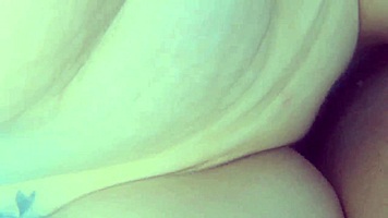 Sexo Arriscado Em Público Com Uma Petite Magra Com Buceta Apertada Na Piscina