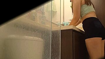 Espiando a mi hermanastra argentina meando 😏